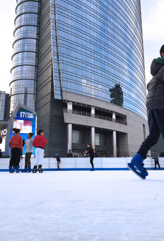 On Ice, la pista sul ghiaccio in Piazza Gae Aulenti