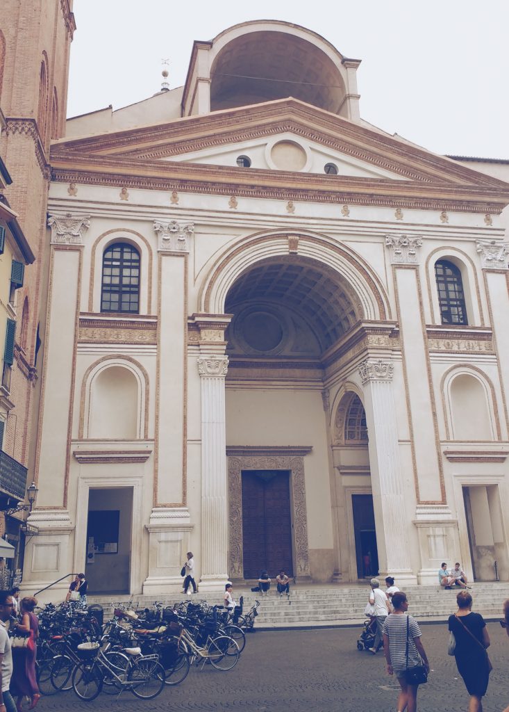 Piazza Leon Battista Alberti a Mantova è la piazza che lascia tutti i turisti a bocca aperta