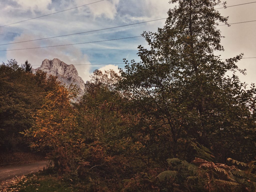 L’autunno va assaporato on the road, magari partendo da Forte dei Marmi per andare verso il cuore delle Alpi Apuane in cerca di un paesaggio mozzafiato