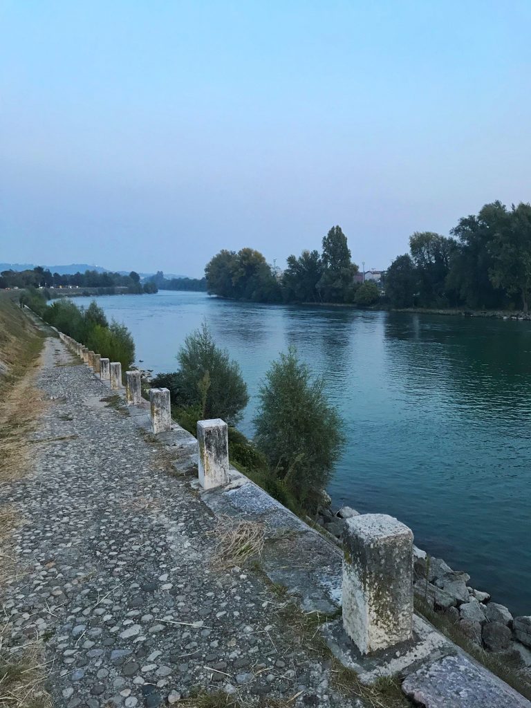 A piedi a Verona con il vostro cane, la scusa perfetta per godersi un tramonto sull'Adige e una passeggiata lungo la diga del Chievo 