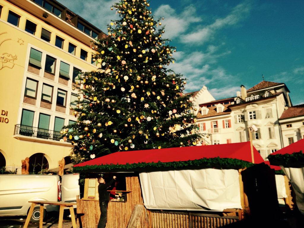 Poco prima che Bolzano si risvegli nell'atmosfera natalizia, abbiamo fatto un giro in città in cerca dei suoi scorci più suggestivi e affascinanti