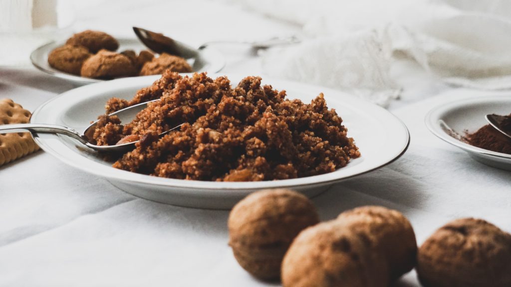 Noci, amaretti e cacao sono il cuore della gubana, un dolce che unisce le tradizioni friulane alle ricette tipiche dell'Europa centrale
