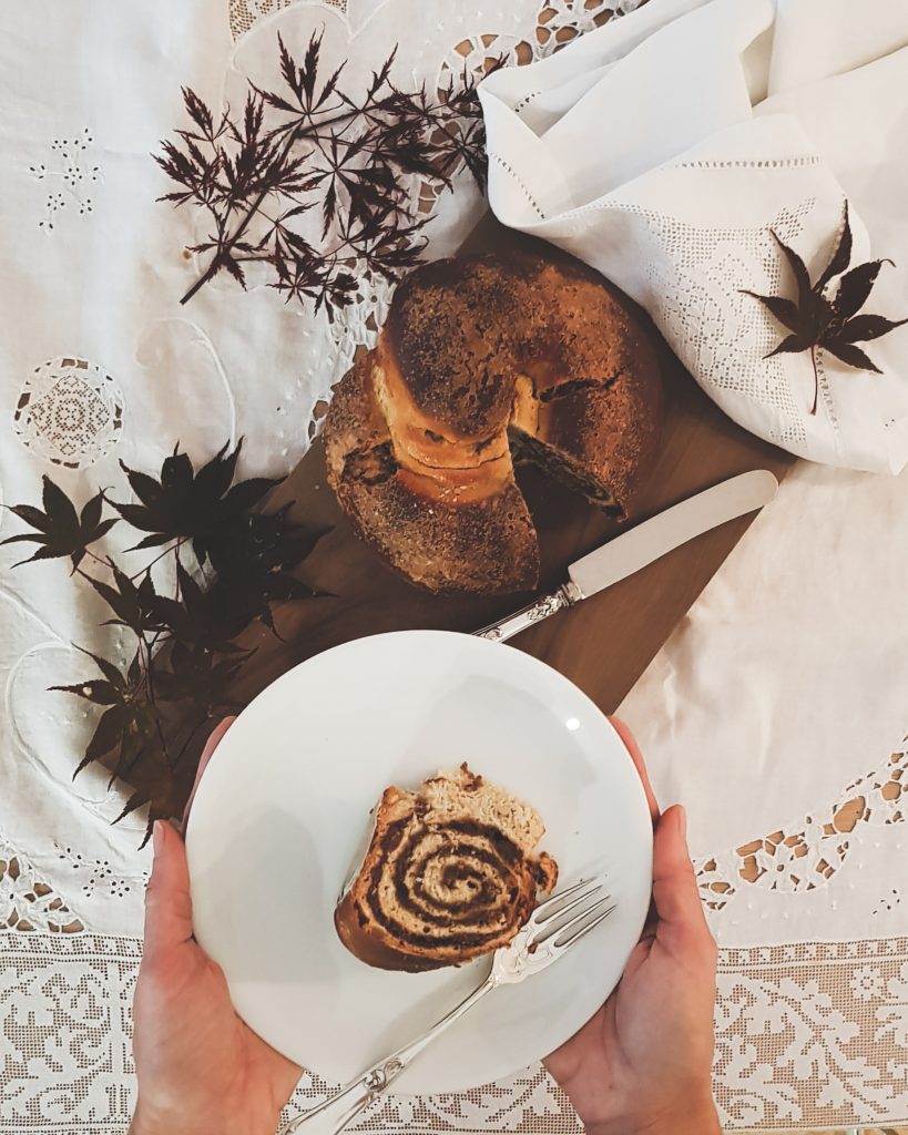Noci, amaretti e cacao sono il cuore della gubana, un dolce che unisce le tradizioni friulane alle ricette tipiche dell'Europa centrale