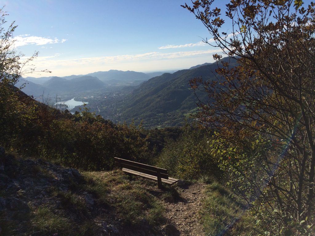 Il Parco Monte Barro è il posto ideale a Lecco per sgranchirsi le gambe, far ossigenare la mente e godersi una vista mozzafiato