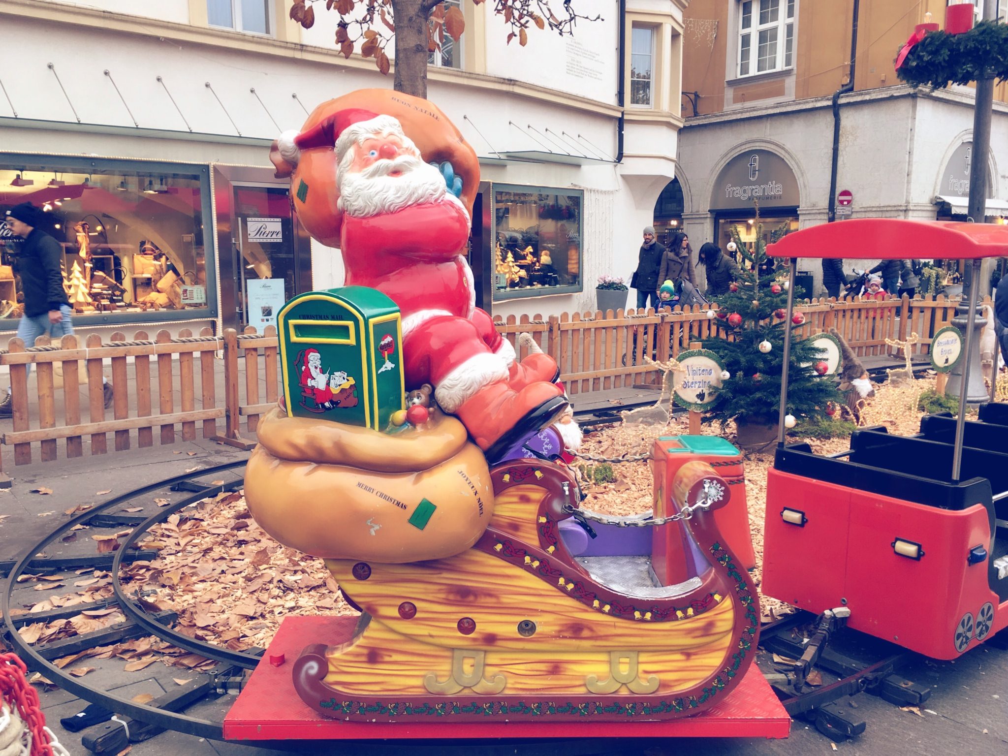 I mercatini di Natale di Bolzano: dal vin brûlé per scaldarsi ai dolci tipici da gustare passeggiando sotto la neve