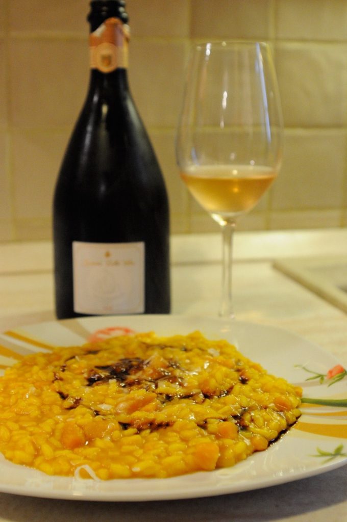 Un risotto d'autore, accompagnato da un vino di classe: il miglior risotto di Modena ce lo cucina lo scrittore e sommelier Simone Zanin
