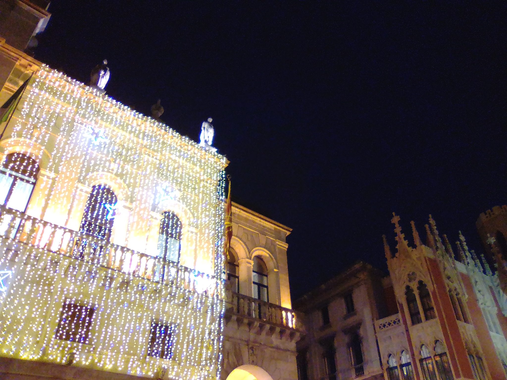 Prato della Valle, Palazzo Moroni e l’albero di Natale di fronte a palazzo del Bo. Passeggiata fra le luci di Natale della città 