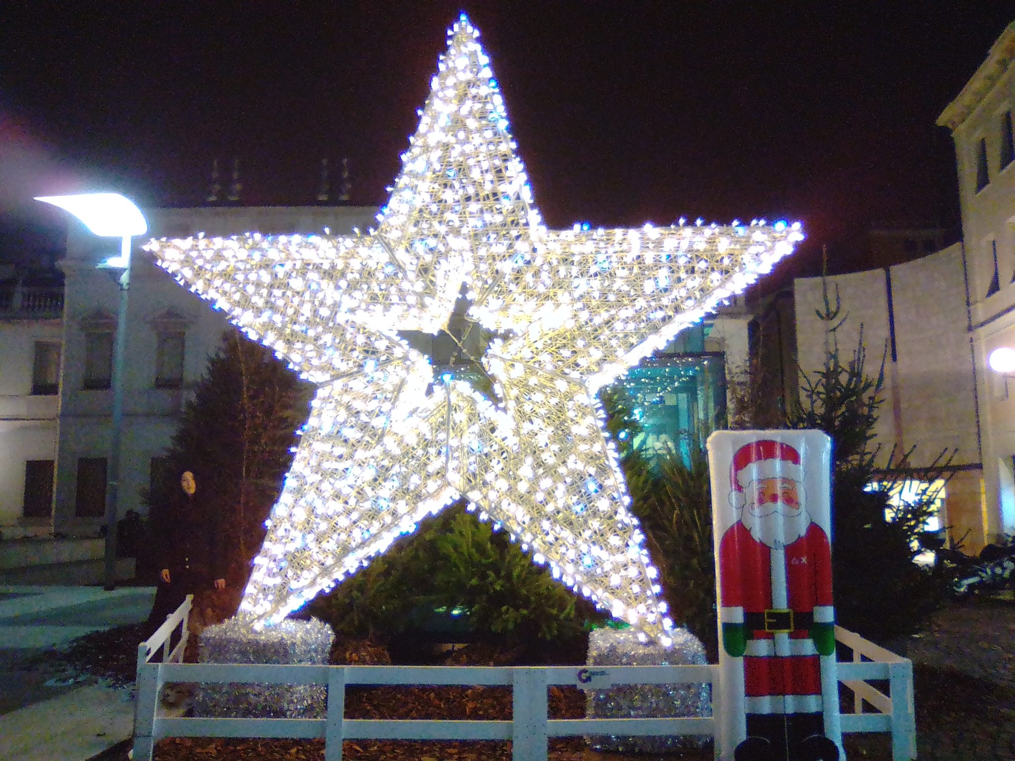 Prato della Valle, Palazzo Moroni e l’albero di Natale di fronte a palazzo del Bo. Passeggiata fra le luci di Natale della città 