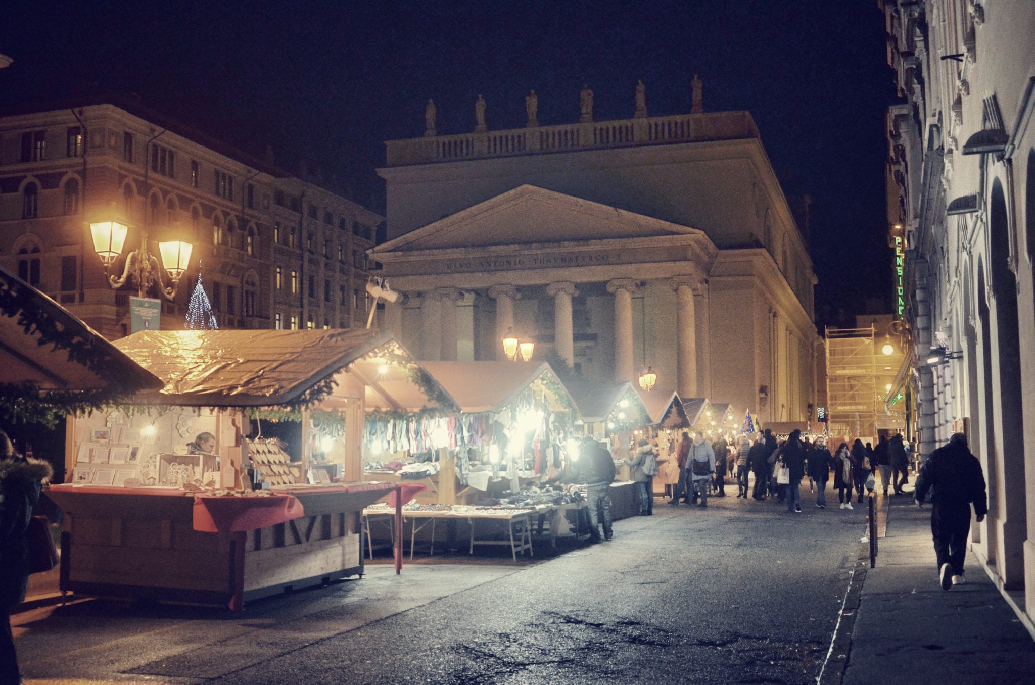 Fiera di San Nicolò, piazza di S. Antonio e piazza della Borsa: i tre mercatini delle feste che trasformano Trieste in una Tomorrowland luccicante 