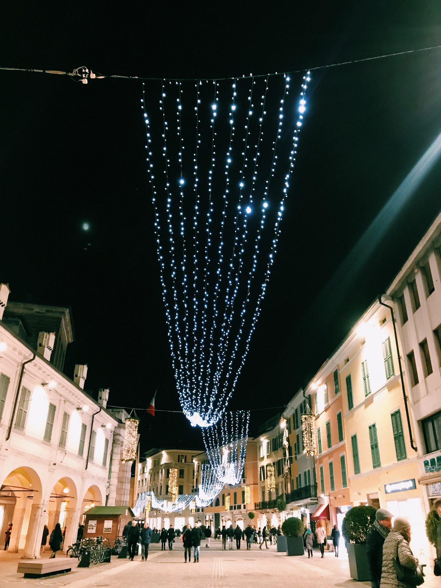 Una passeggiata serale fra le mille luci di Brescia, quando i colori delle feste accendono la città e la trasformano ogni giorno in qualcosa di nuovo
