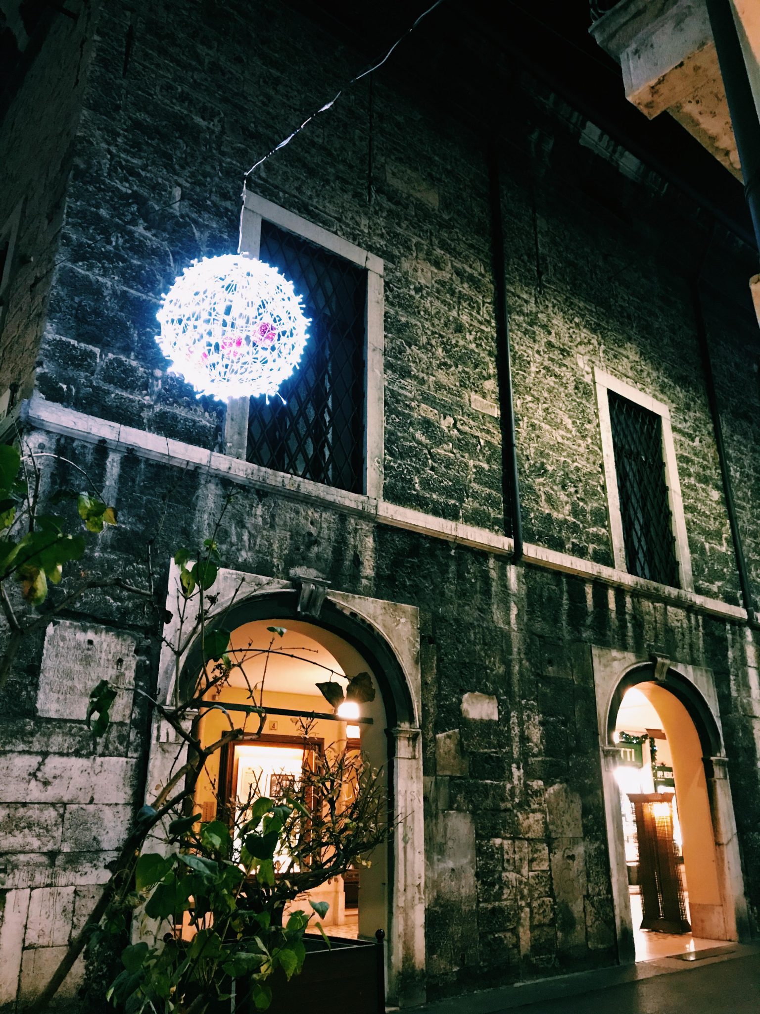 Una passeggiata serale fra le mille luci di Brescia, quando i colori delle feste accendono la città e la trasformano ogni giorno in qualcosa di nuovo