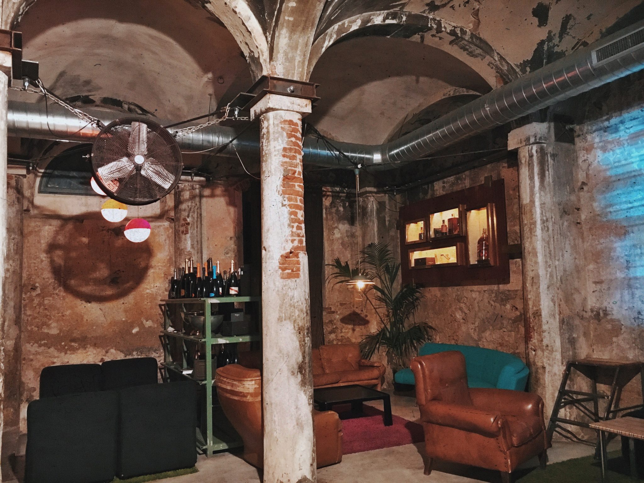 Cobra Cocktail Bar a Pietrasanta. A pochi passi da Forte dei Marmi, un salotto vintage dove sorseggiare cocktail e andare indietro nel tempo