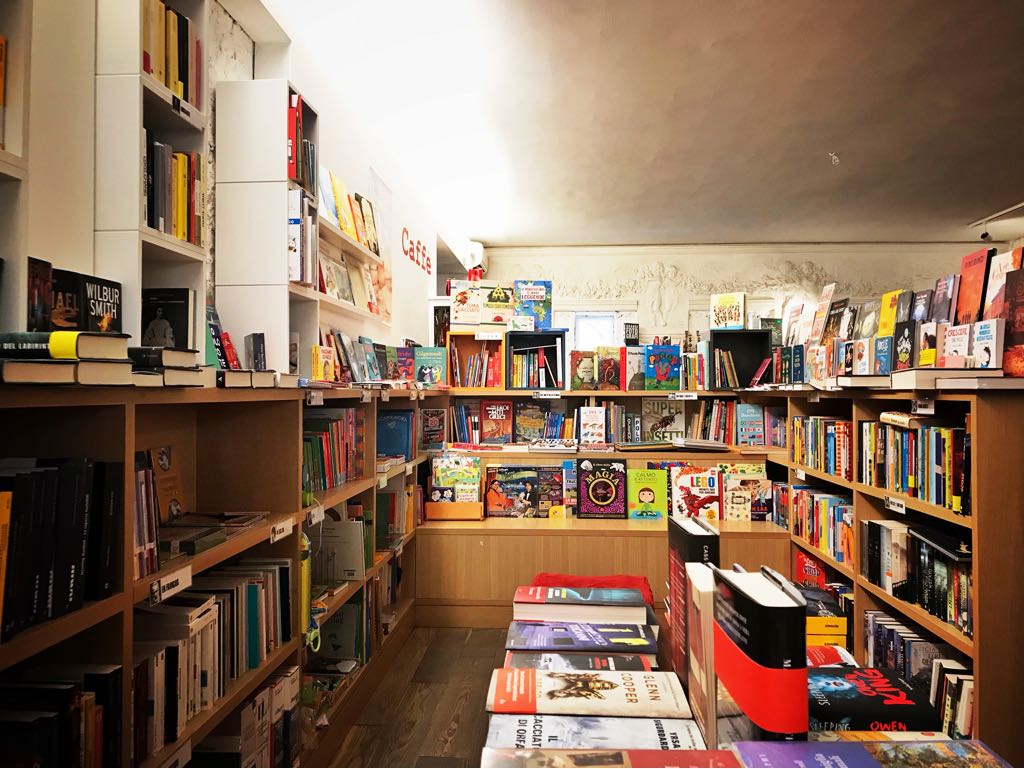 Nina è la libreria indipendente di Marina di Pietrasanta. Libri, caffè ed eventi. Andrea Geloni ci porta a scoprire angoli letterari della Versilia