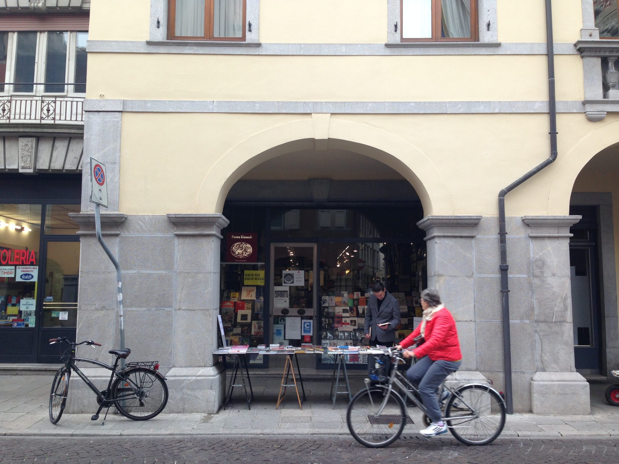 Librerie, piazze storiche e pasticcerie passate alla storia di Udine da un punto di vista speciale: la sella e le due ruote di una bici