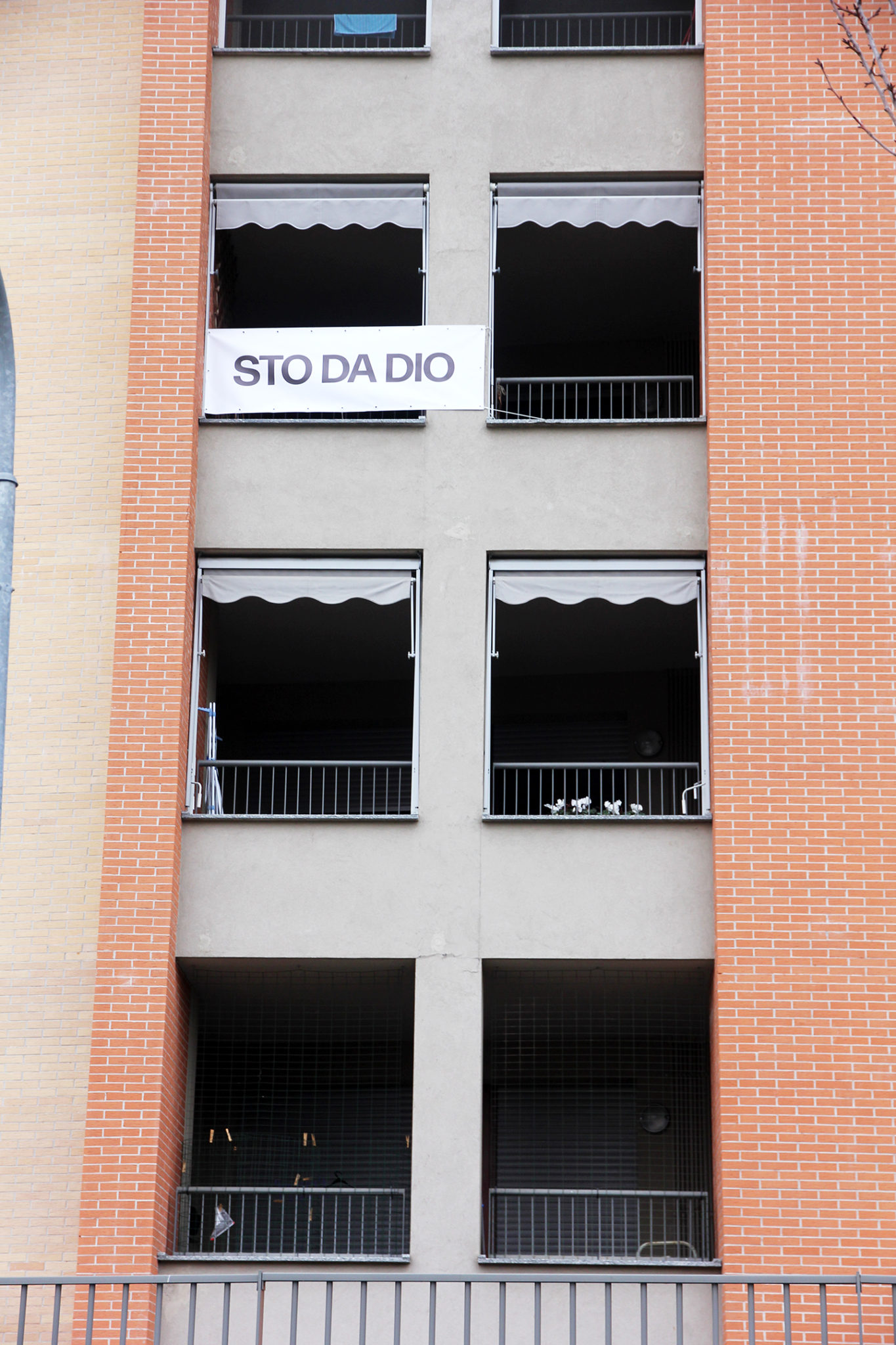 Periferia nord est di Milano, al centro del progetto di arte pubblica Adriano A Cielo Aperto: 47 balconi del quartiere espongono le voci degli abitanti