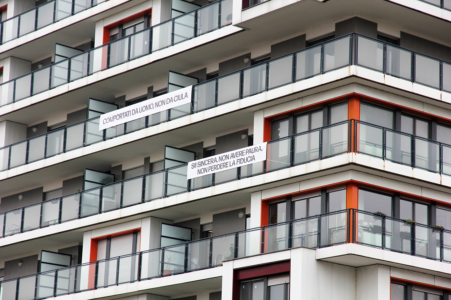 Periferia nord est di Milano, al centro del progetto di arte pubblica Adriano A Cielo Aperto: 47 balconi del quartiere espongono le voci degli abitanti