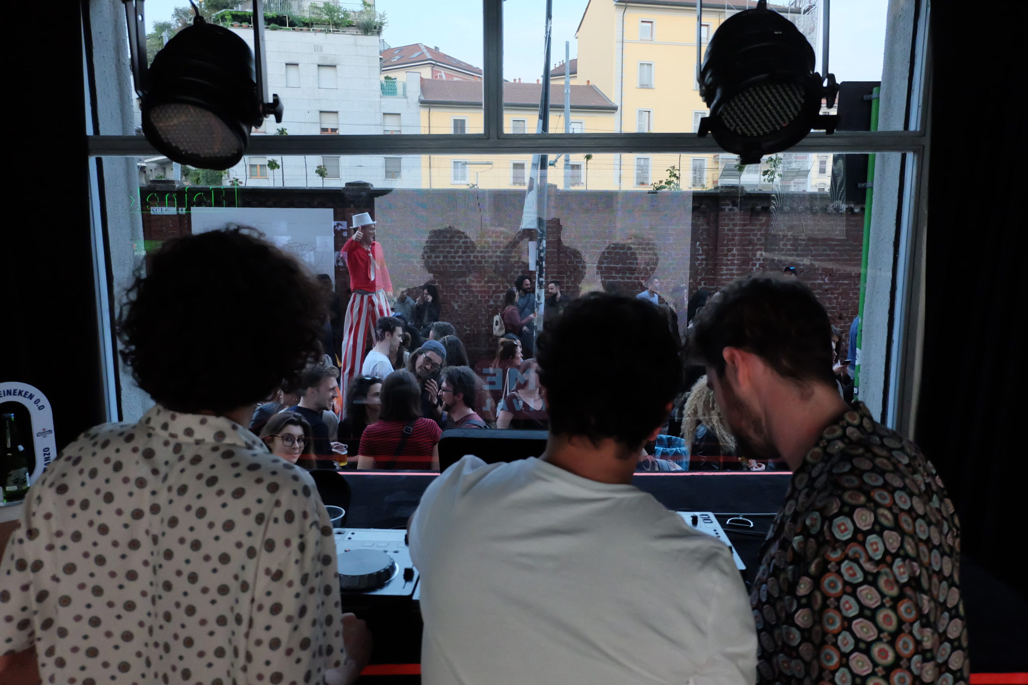 Durante il Salone del Mobile di Milano, una vetrina di via Tortona è stata animata dall'Home Festival di Treviso con live, dj set e performance art 