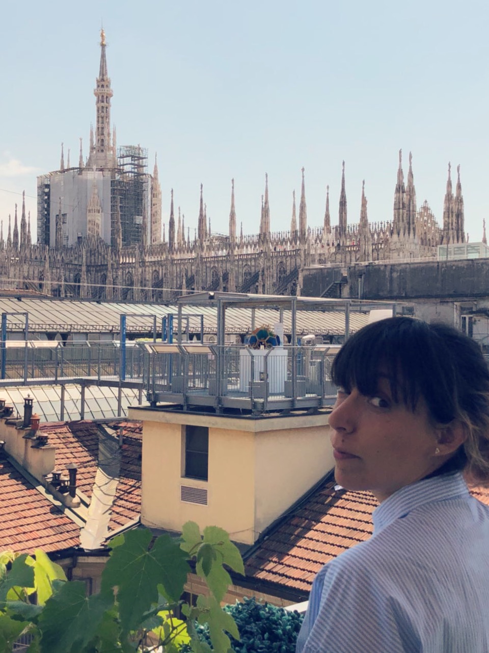 In Miracolo a Milano una coppia sorvola il Duomo su una scopa. La scena ora si può vedere davvero sui tetti: al cinema sopra la galleria Vittorio Emanuele