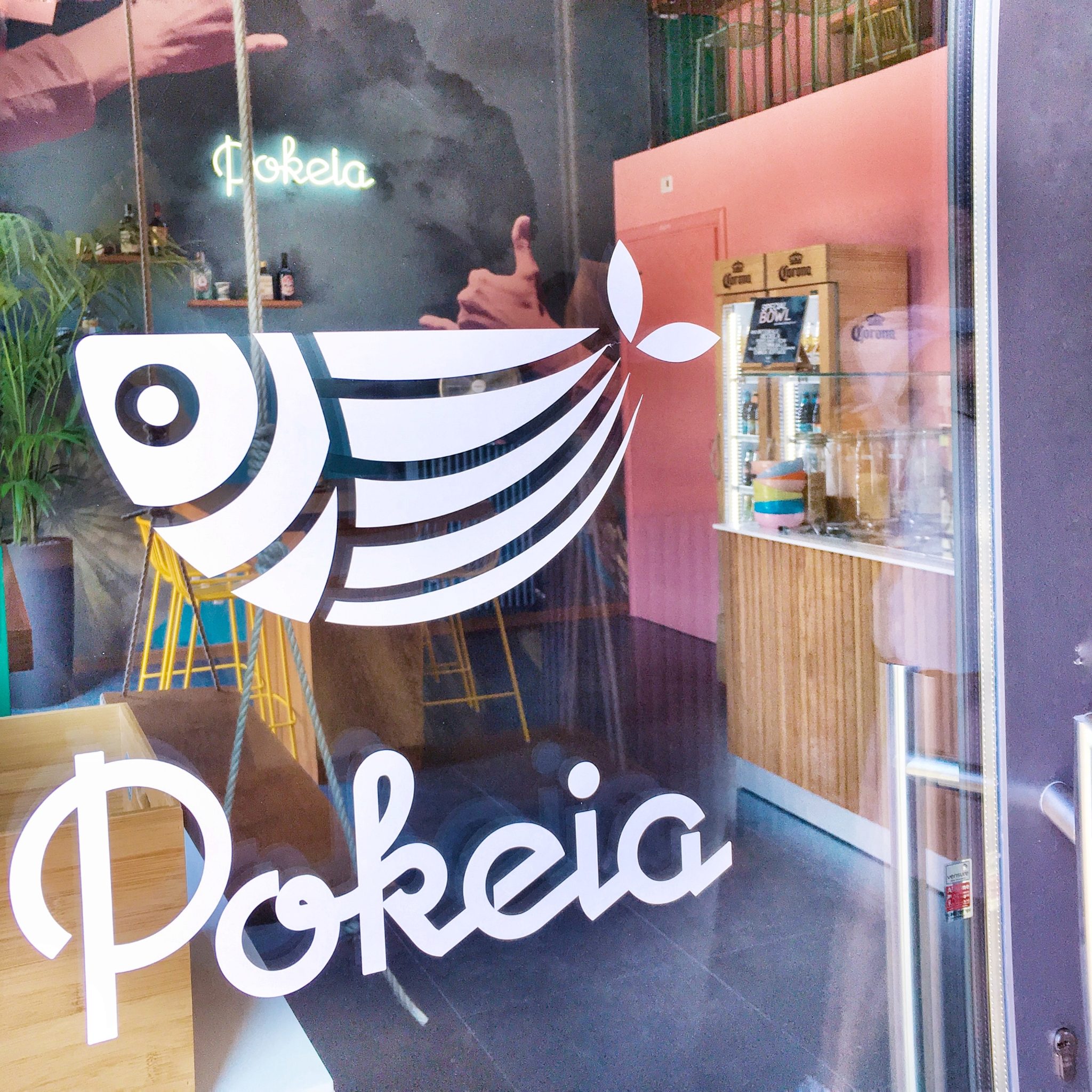 Sui Navigli di Milano c'è un angolo di Hawaii: da Pokeia si può gustare l'insalata hawaiana di pesce crudo. Siamo andati a farci un giro, di poke 