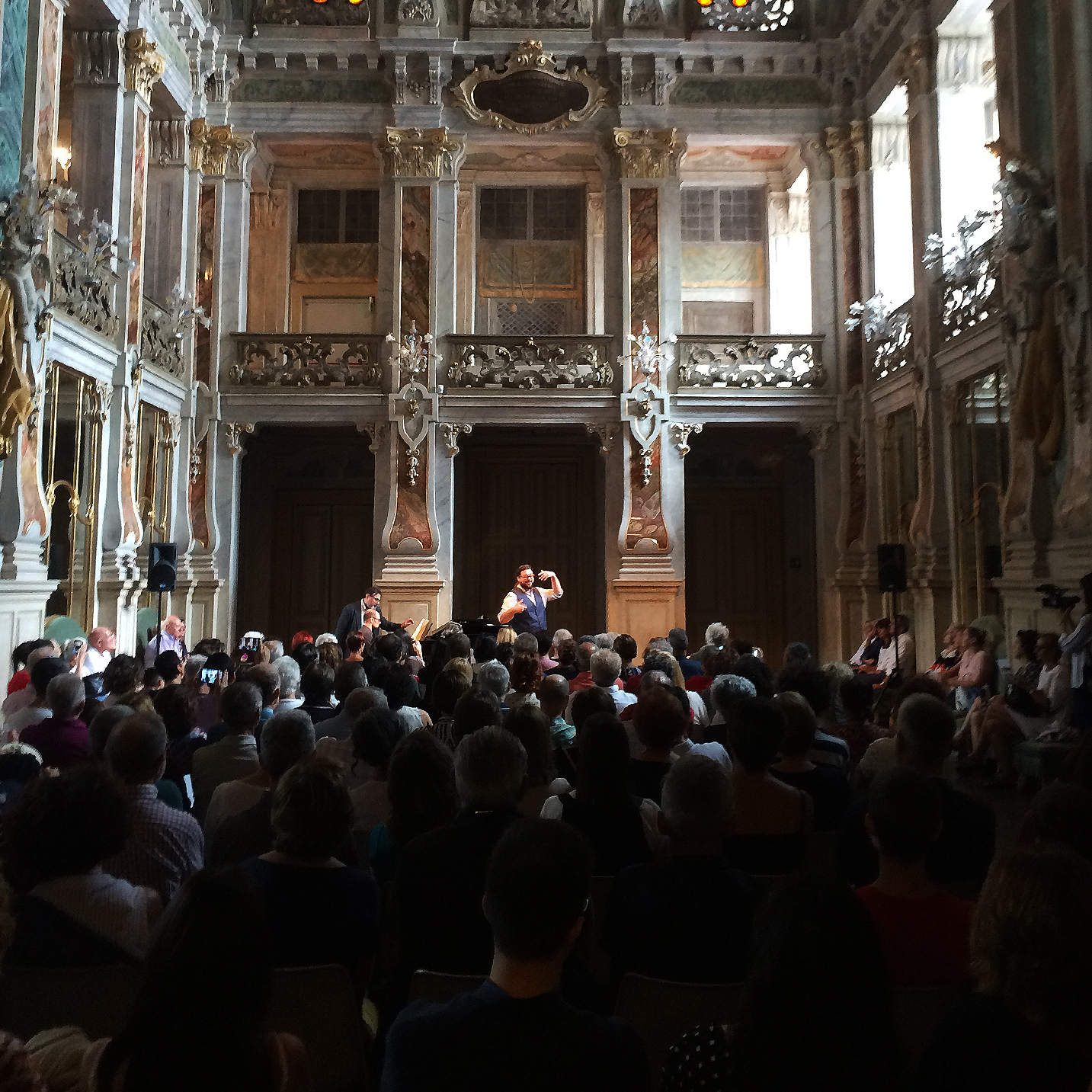Ogni anno la Festa dell'Opera trasforma Brescia in una sala concerti: la tradizione operistica in luoghi non tradizionali. Il nostro racconto