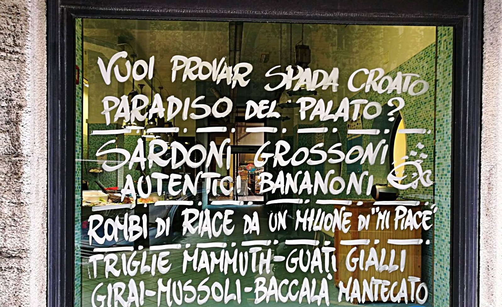 Lo street artist Marco "Mace" Rodella dà vita alle vetrine delle pescherie di Trieste, scrivendo ogni giorno con un nuovo flow il pescato del giorno 