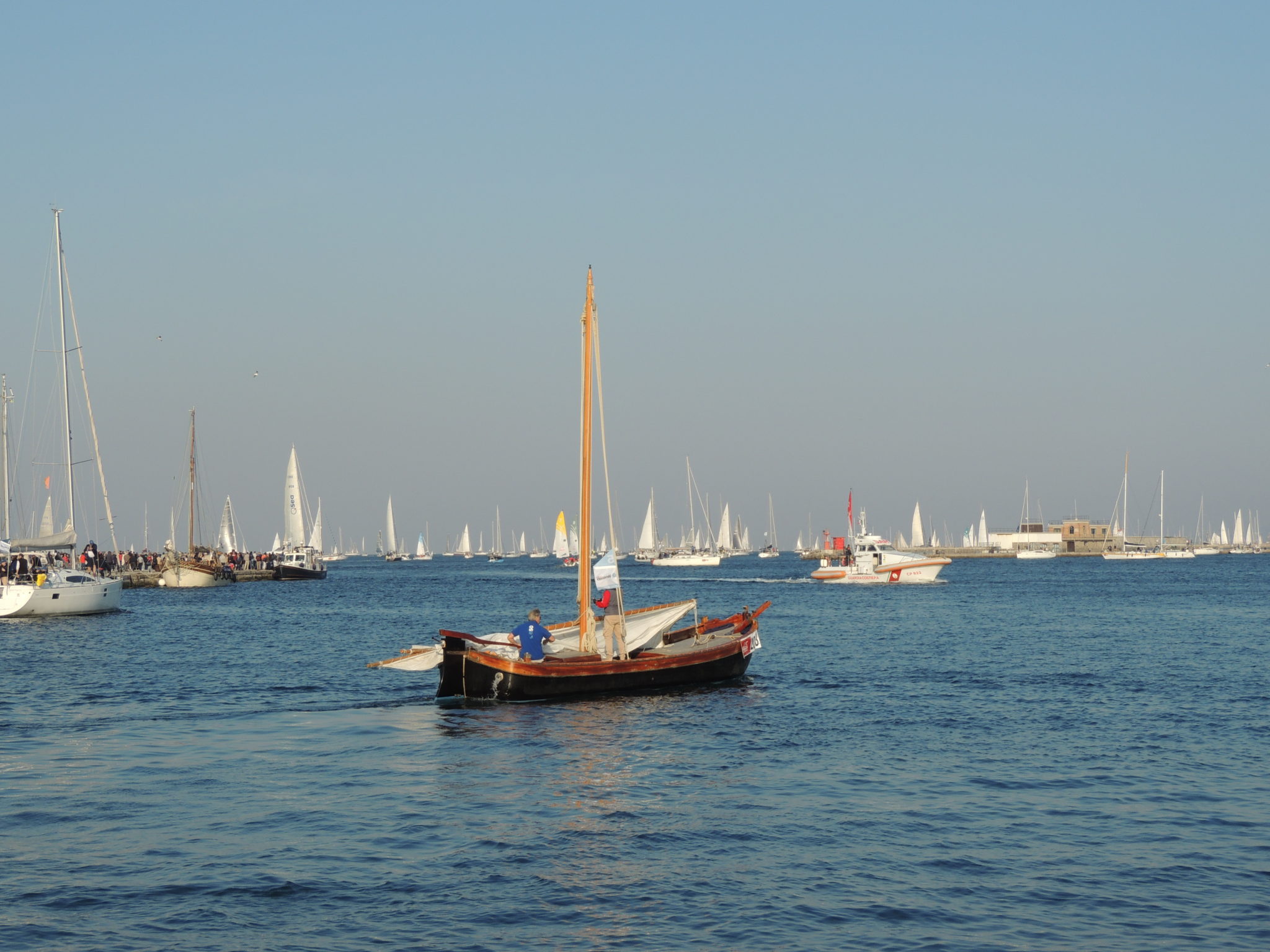 Da cinquant'anni la Barcolana porta più di 2000 barche, la seconda domenica di ottobre, nel Golfo di Trieste. Il nostro reportage
