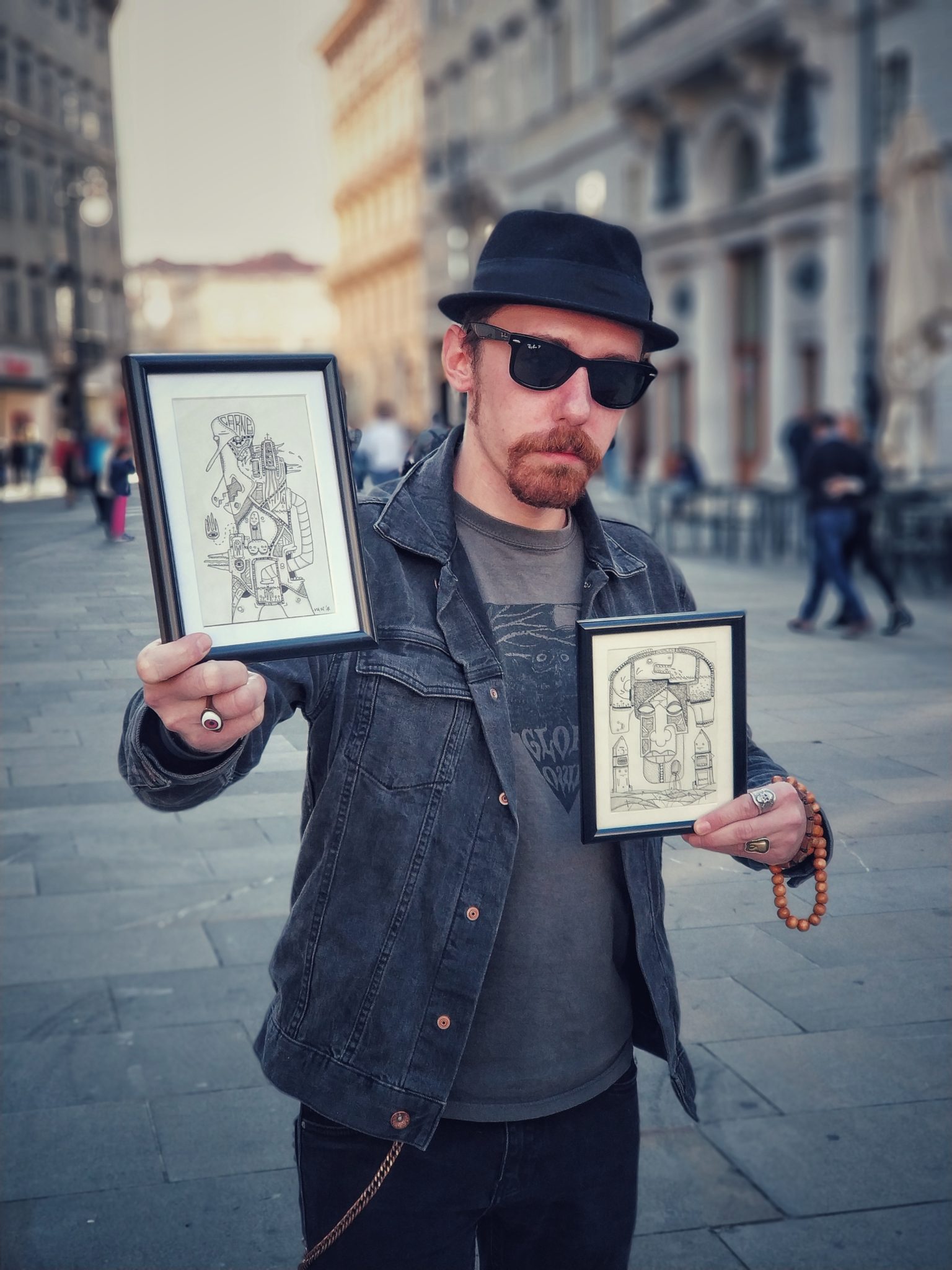 Lo street artist Marco "Mace" Rodella dà vita alle vetrine delle pescherie di Trieste, scrivendo ogni giorno con un nuovo flow il pescato del giorno 
