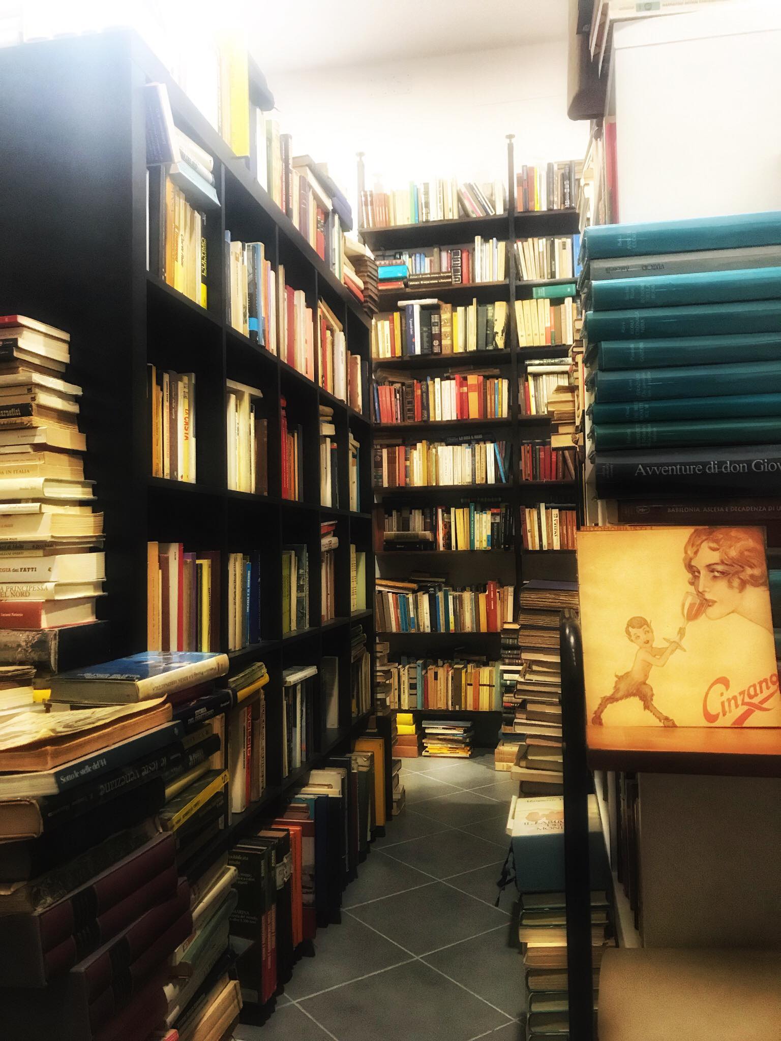 Martina Trevisan, 31 anni, ha aperto la libreria Zucherman: più di 40 mila libri, cartoline e pubblicità originali d’epoca, vecchi vinili e nuove scoperte