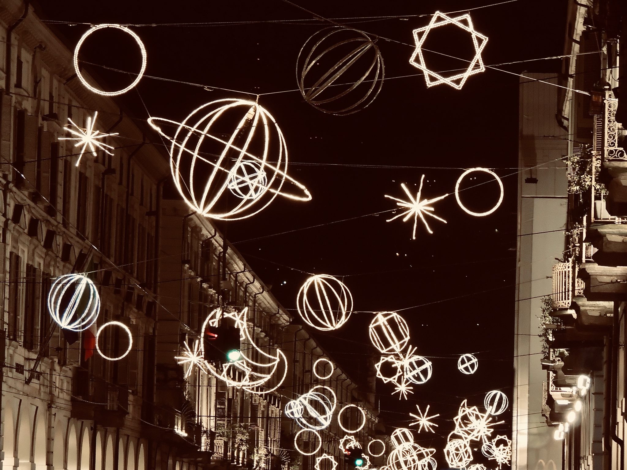 Michelangelo Pistoletto, Mario Merz, Valerio Berruti sono solo alcuni dei nomi di Luci d'Artista, che dal 1998 illumina Torino durante le feste di Natale
