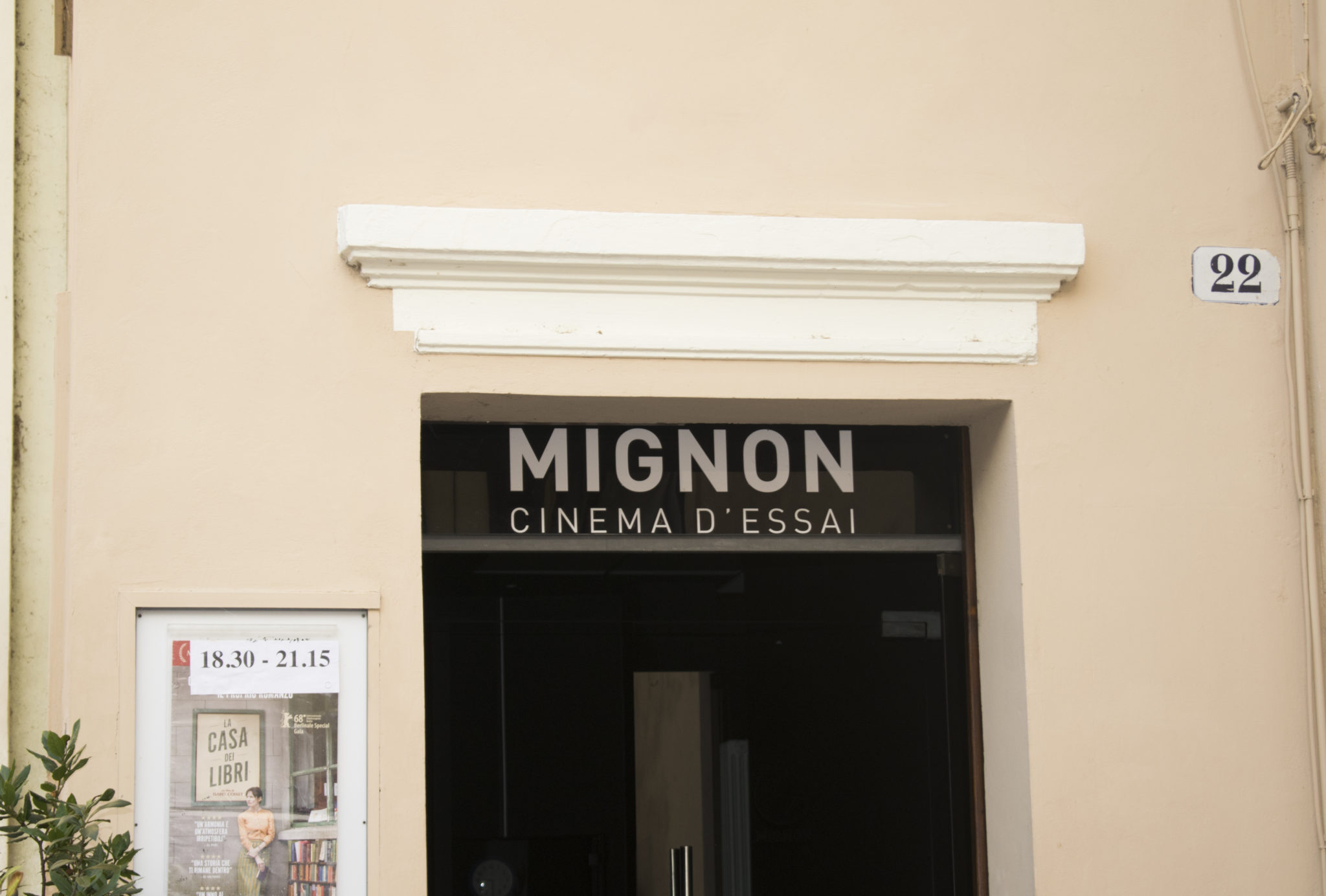 Nel 1976 alcuni studenti aprono un cinema di cui sono i primi spettatori: pellicole diverse dal solito. Oggi il Cinema Mignon è aperto a tutti