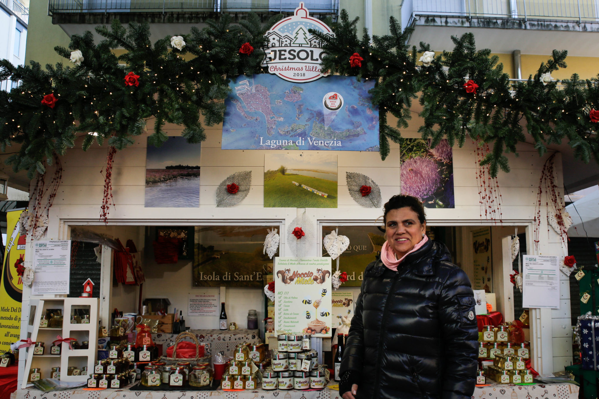 Ritratti e storie di alcuni abitanti delle 70 casette in legno del mercatino di Natale di Jesolo, fra miele, gioielli e giostre