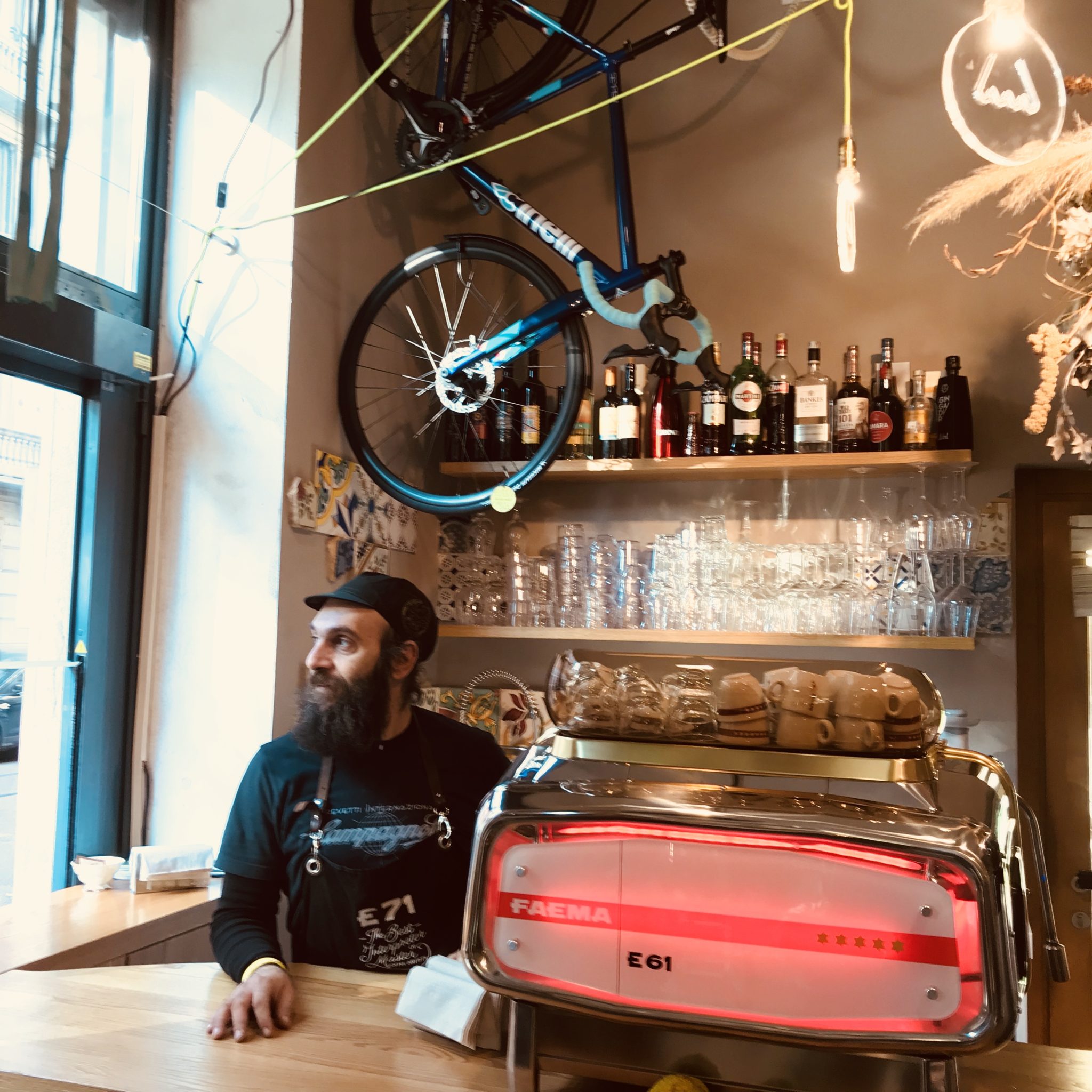 Bici&Radici, il concept store dove appassionati di ciclismo e di natura si incontrano, anche per bere un buon caffè e sorseggiare ottimi vini di Sicilia