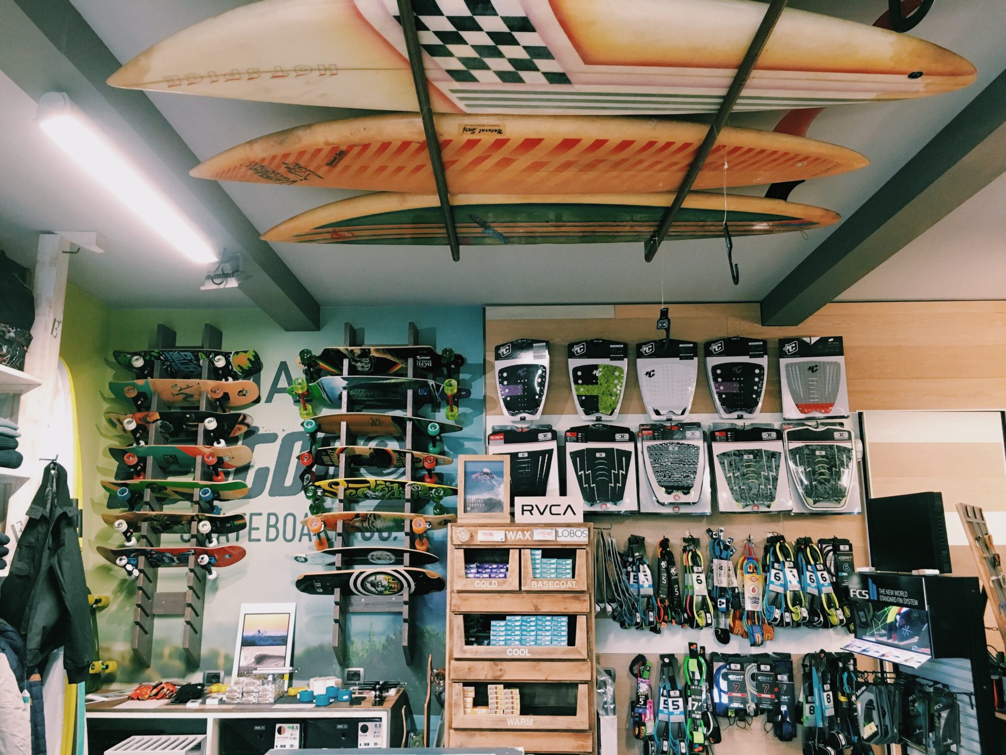 Jacopo Conti, surfer della scena Versiliese, ha un negozio di tavole da surf a 100 metri dal mare. Ci racconta i suoi luoghi di Forte dei Marmi