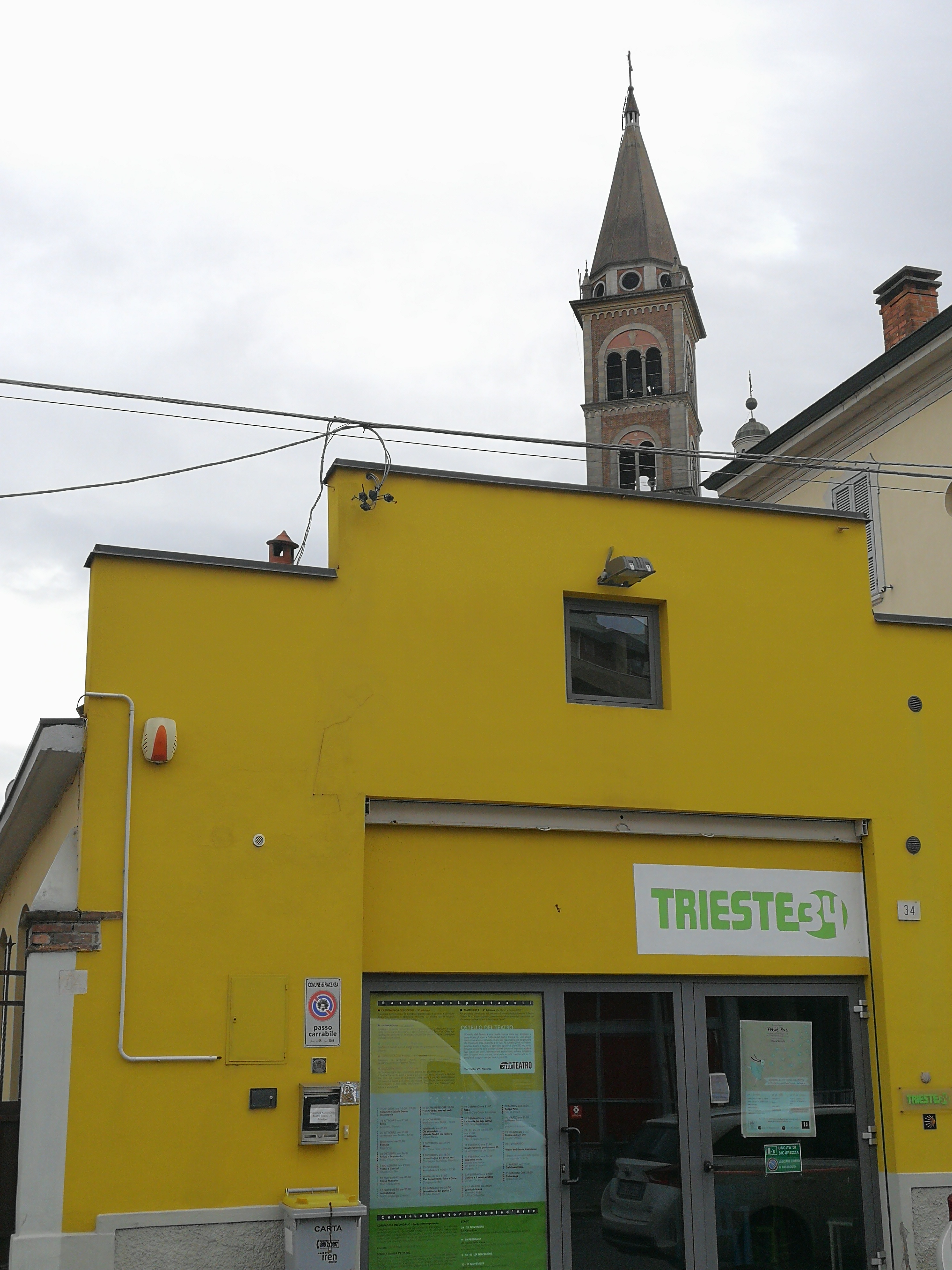 In un ex capannone industriale degli anni '50, sorge il Teatro Trieste 34: teatro indipendente di Piacenza, diventato da poco anche ostello