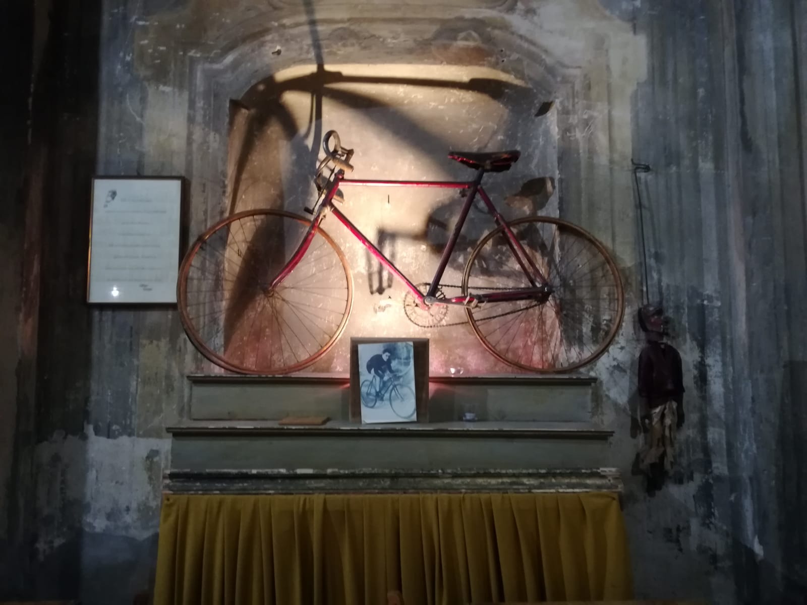 Nell'ex chiesa di San Michele si celebrano concerti, spettacoli e cultura. Diavolo Rosso, dal nome di battaglia del ciclista astigiano Giovanni Gerbi