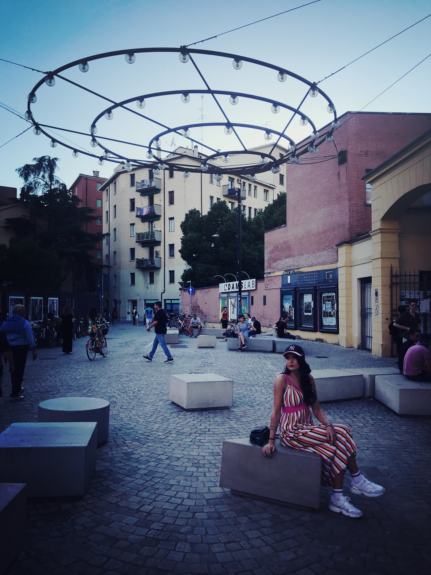 A pochi passi dal Museo di arte moderna di Bologna c'è il parco del Cavaticcio: cinema all'aperto, concerti e mercatini, il luogo dell'estate in città