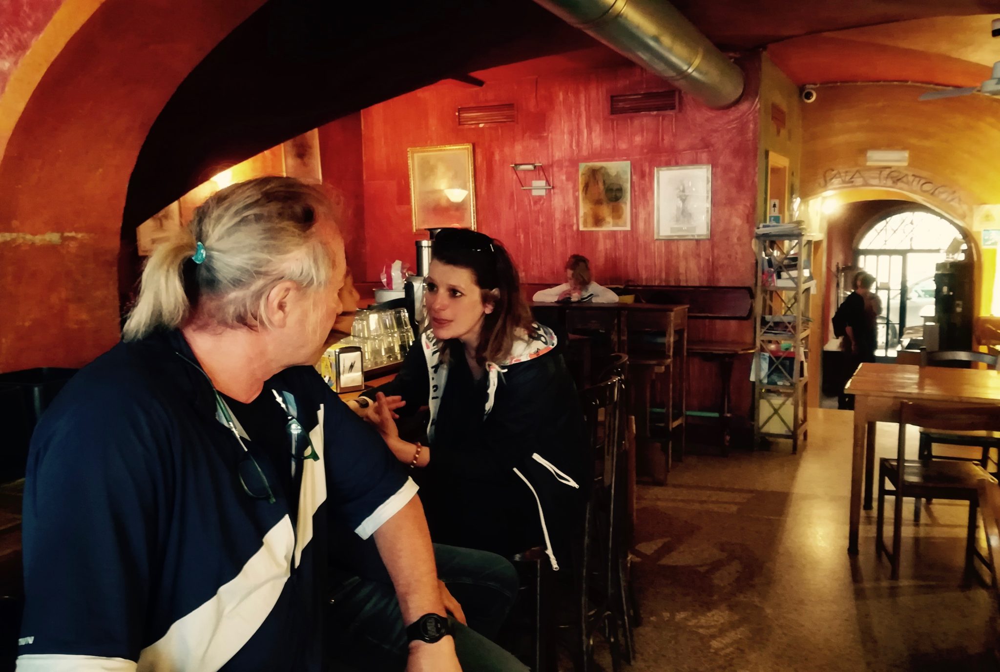 Verena e Marco sognavano di aprire un bar in Grecia. Hanno aperto a Bolzano il Nadamas: cucina etnica, musica da ovunque, luogo cult