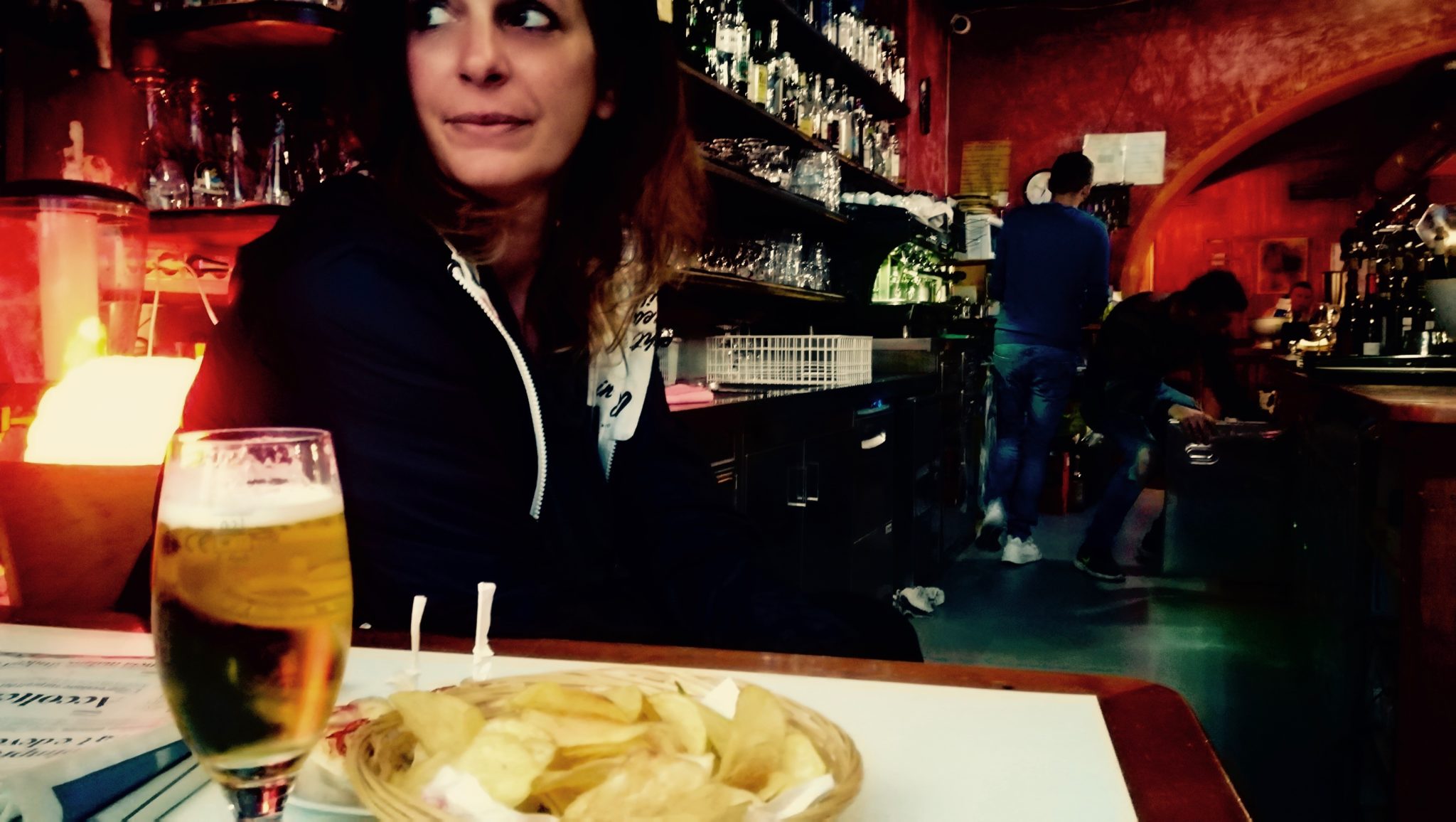 Verena e Marco sognavano di aprire un bar in Grecia. Hanno aperto a Bolzano il Nadamas: cucina etnica, musica da ovunque, luogo cult