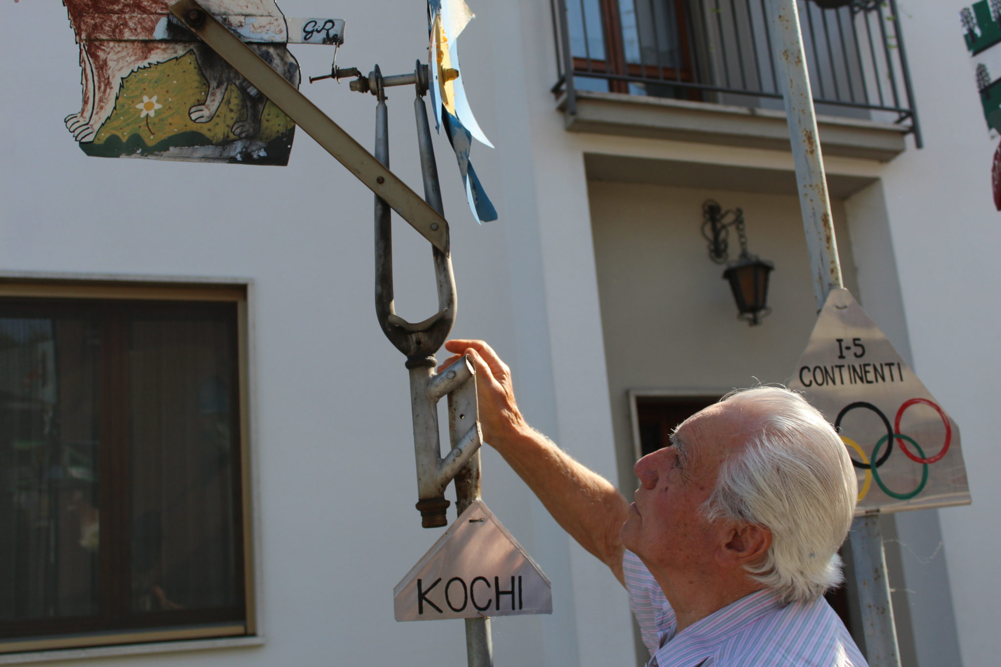 Giacomo Rebecchi, 86 anni, ferroviere in pensione, dal 1986 costruisce girandole in mostra nella via in cui abita, in via dei Ferrovieri Caduti a Cremona