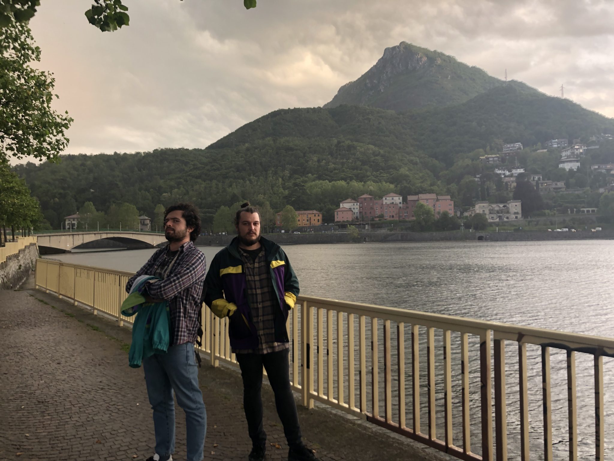 Un giorno di pioggia estiva a Lecco: giro della città con visita guidata dalla band Gli Occhi degli Altri, vita di provincia messa in musica