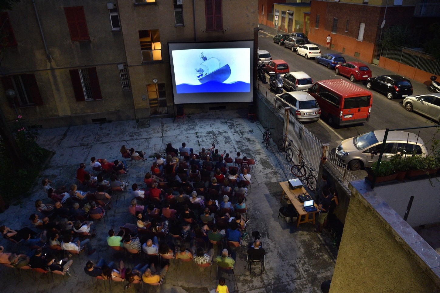 Dal 2012 il Laboratorio di Quartiere Giambellino-Lorenteggio organizza proiezioni cinematografiche nei cortili dei caseggiati popolari. Il nostro racconto