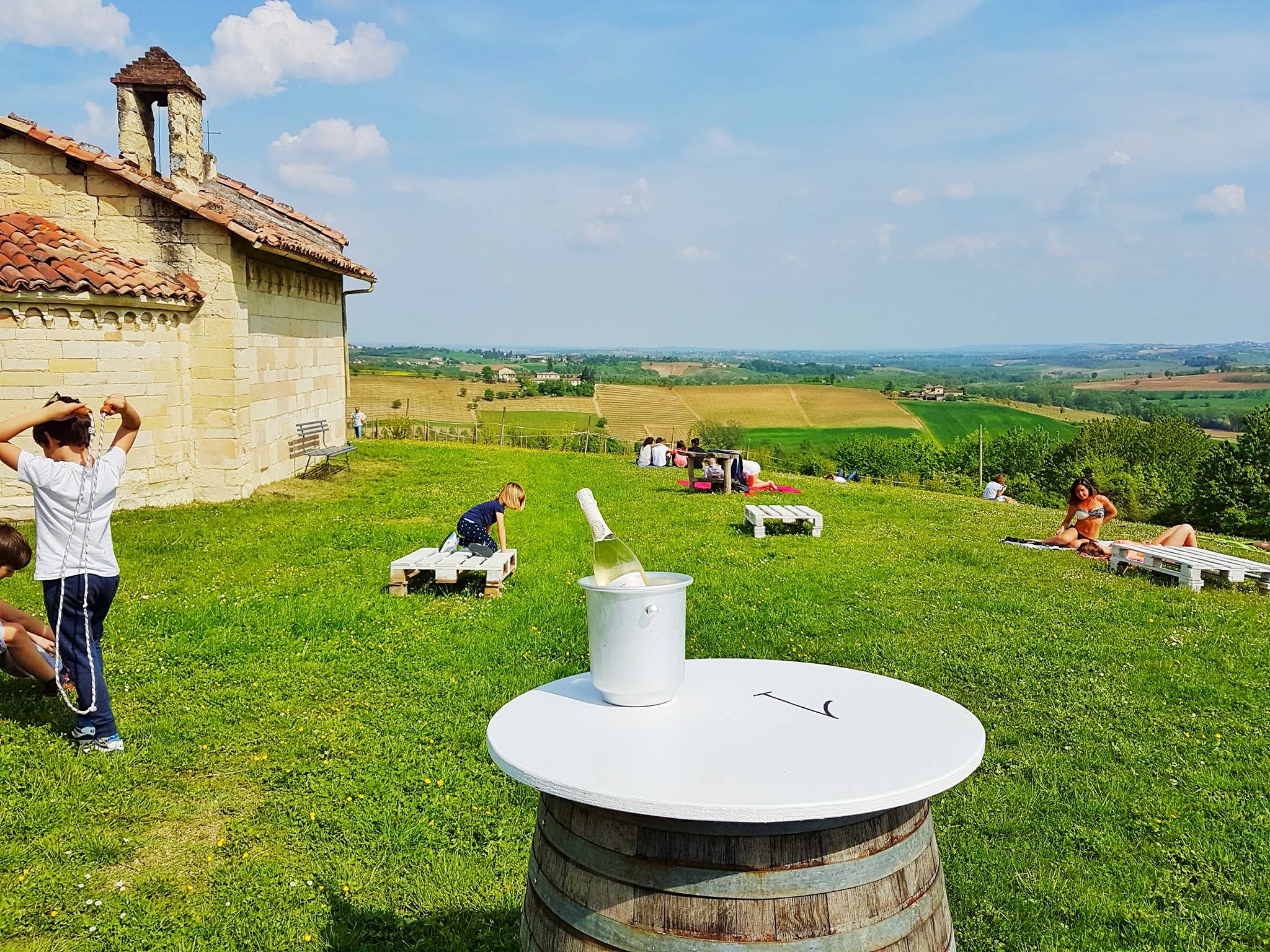 In un'antica chiesa ricostruita al contrario su una collina nel Monferrato sorge il Bar Chiuso: dove degustare vini, prodotti locali e buona musica