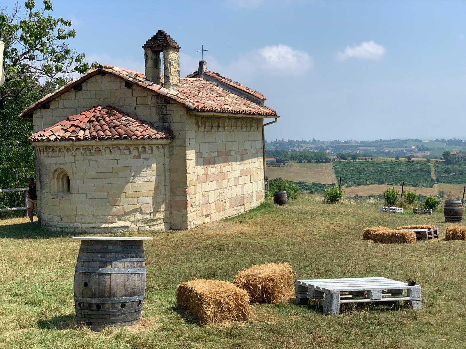 In un'antica chiesa ricostruita al contrario su una collina nel Monferrato sorge il Bar Chiuso: dove degustare vini, prodotti locali e buona musica