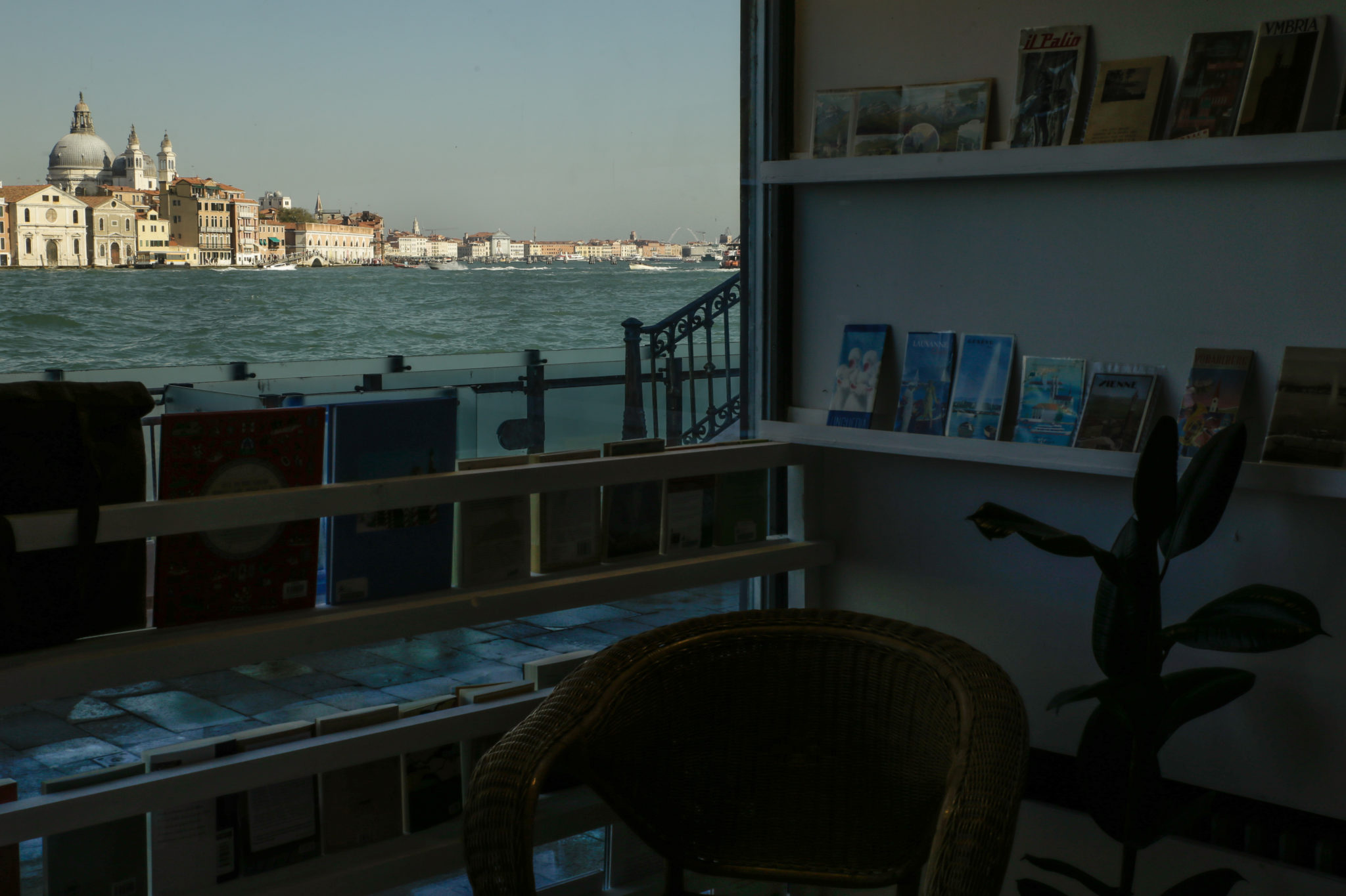 La Giudecca è un'isola a sud di Venezia, costituita da otto isole minori collegate fra loro. L'abbiamo visitata per scoprire un'altra Venezia 