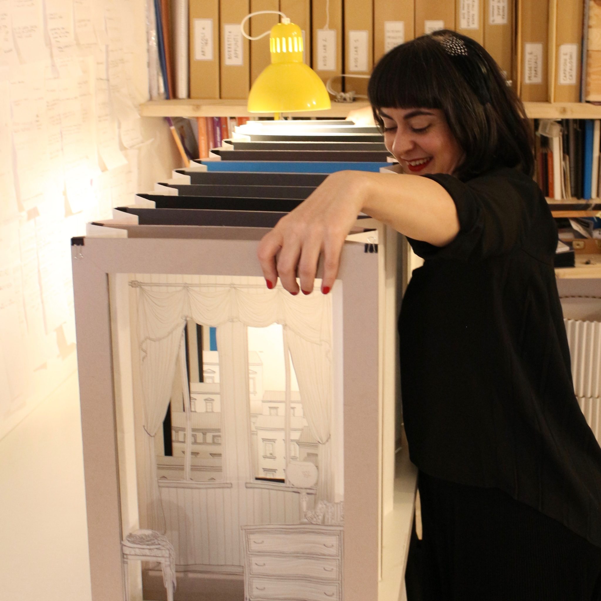 Si definisce paper engineer: Annalisa Mintus realizza mondi in cartotecnica, libri d'artista e scenografie pop-up. L'abbiamo incontrata nel suo laboratorio
