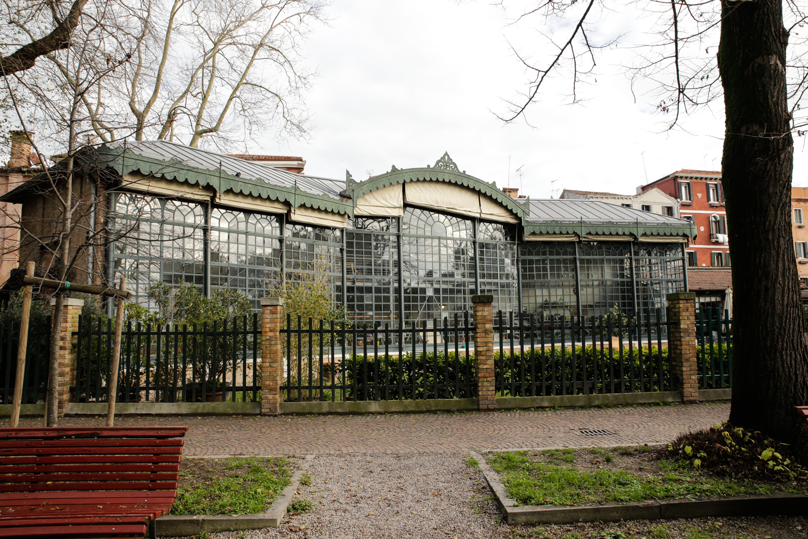 Edificata nel 1894 per ospitare le piante dell'Esposizione Internazionale dell'Arte, oggi la Serra dei Giardini di Venezia è un caffè botanico