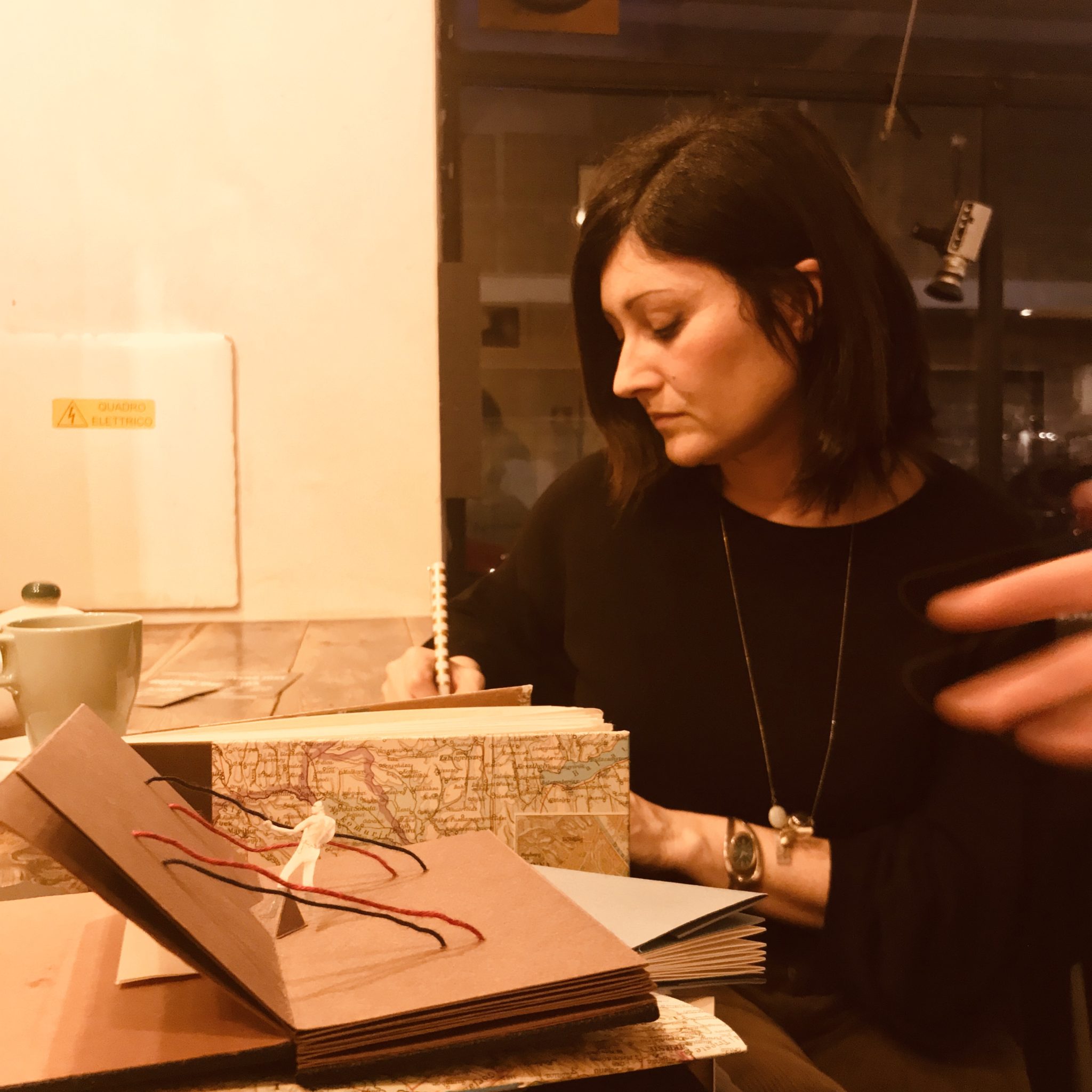 Il collettivo Libri Finti Clandestini recupera carta da riciclo, da scarti di tipografia a poster e sacchetti del pane, per farne libri d'arte