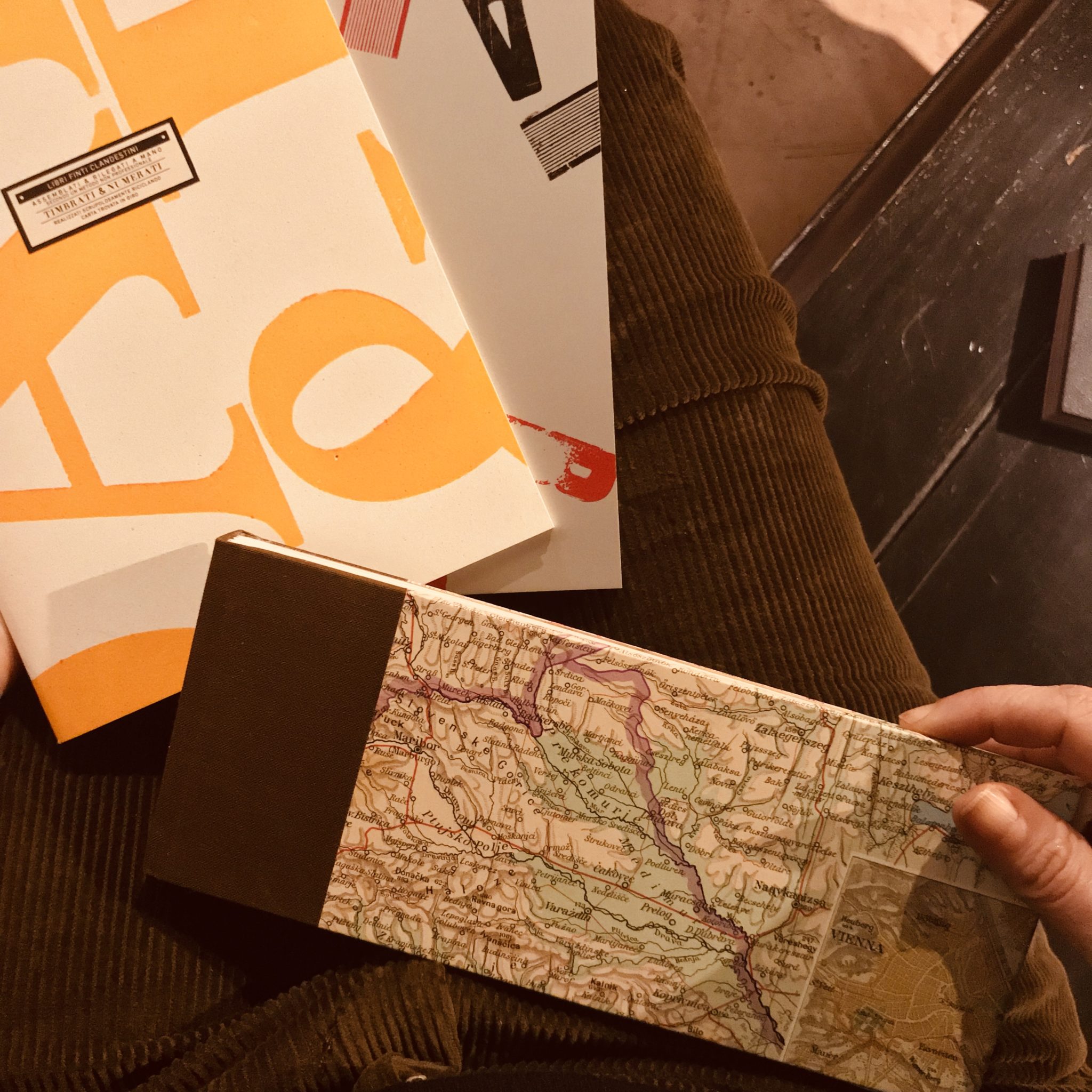 Il collettivo Libri Finti Clandestini recupera carta da riciclo, da scarti di tipografia a poster e sacchetti del pane, per farne libri d'arte